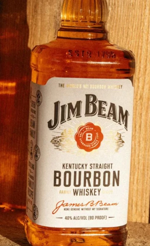 Butelka amerykańskiego borubonu Jim Beam, o pojemności 700ml i objętości alkoholu 40%