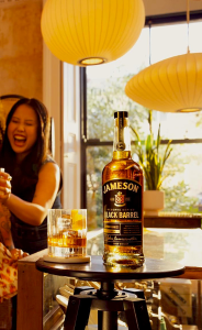 Jameson_Black_Barrel_700ml_zestaw_ze_szklankami
